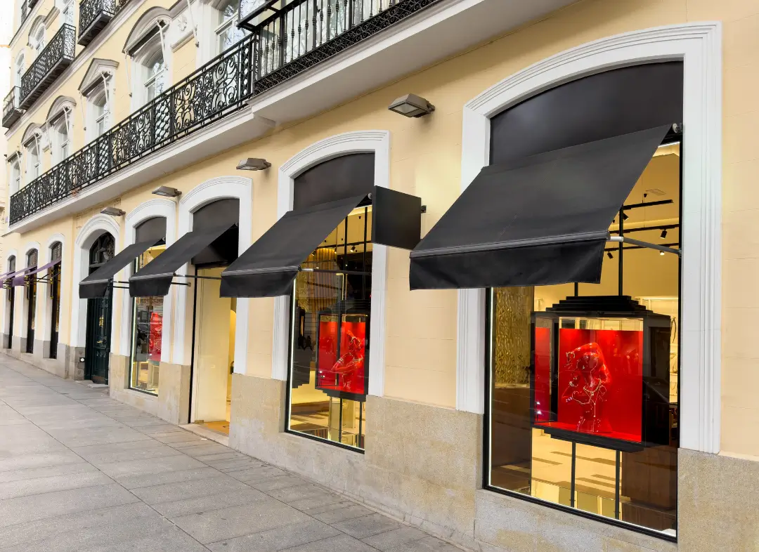 Façade vitrine de magasin en aluminium sur mesure à Hénin-Beaumont